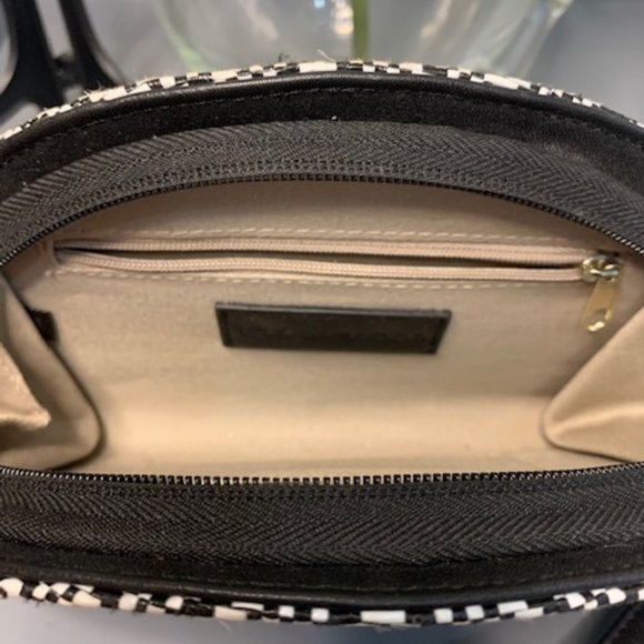 Black & White Chevron Pattern Wristlet - Picture 5 of 6
